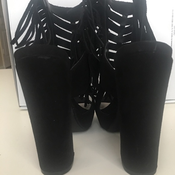 Black platform peep toe heels with fringe - Picture 3 of 4